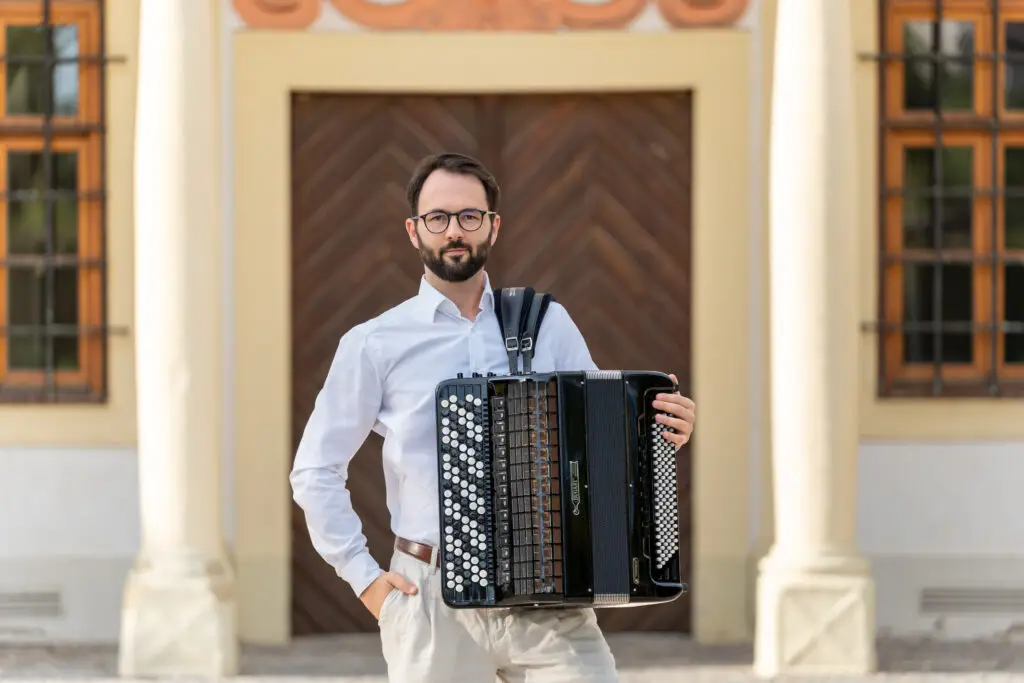 Classical music on accordion Nikola Djoric